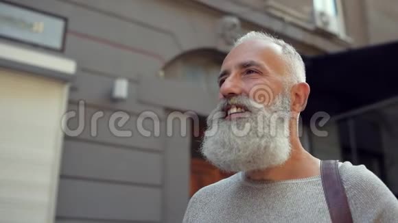 快乐的成熟男人在户外喝咖啡视频的预览图