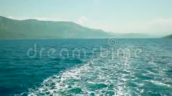 沫水从船上扬帆视频的预览图