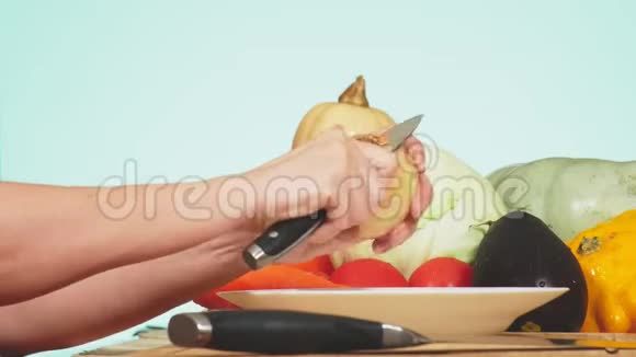 雌手用刀切洋葱蔬菜混合物用于烹饪蔬菜炖背景色4k视频的预览图