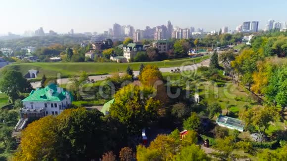 以城市景观为背景飞越郊区视频的预览图