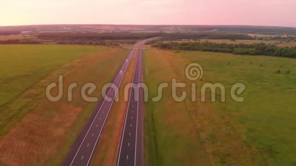 日落背景下的高速公路乘车沿俄罗斯公路行驶乘车旅行的浪漫视频的预览图