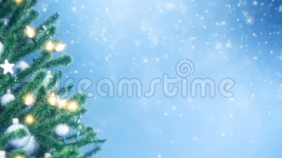装饰圣诞树有闪闪发光的花环球和星星视频的预览图