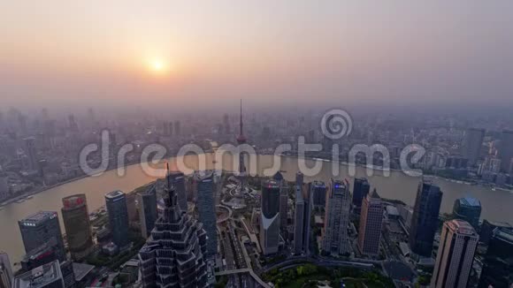 上海外滩从日落到夜晚的时间流逝现代城市的空气污染外滩天际线的鸟瞰视频的预览图