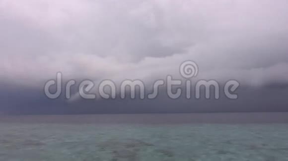 即将来临的海上暴雨视频的预览图