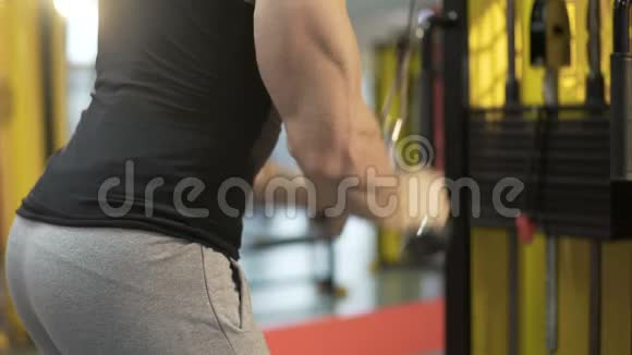 年轻人在健身房锻炼手臂和肩部肌肉视频的预览图