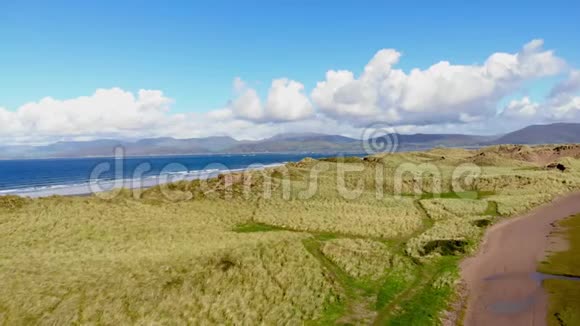 在爱尔兰海岸沙丘上空的可怕飞行视频的预览图
