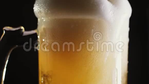 啤酒倒在酒吧的杯子里特写视频的预览图