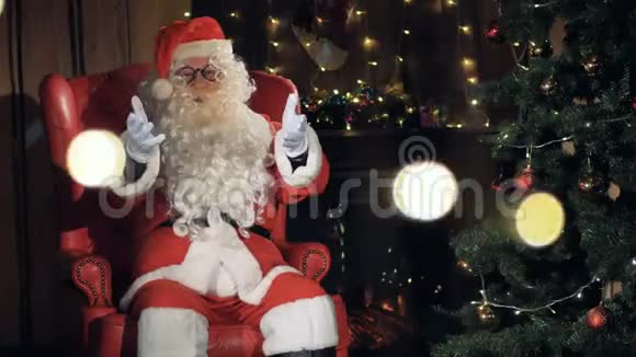 快乐的圣诞老人在圣诞壁炉前做手势视频的预览图
