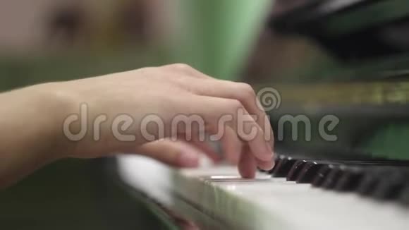 年轻人弹钢琴双手合拢乐器上的练习键盘乐器萨尔费吉奥长长的手指视频的预览图