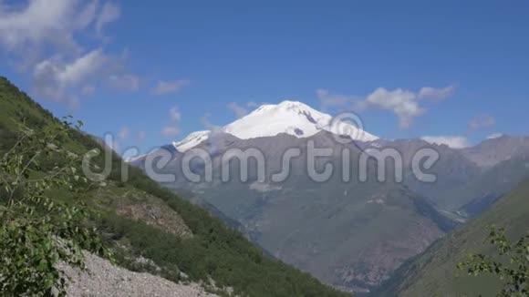 欧洲最高点埃尔布鲁斯山从东峡看风景视频的预览图