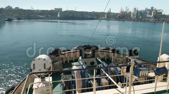 阳光明媚的一天大海拖在海里商船的运输视频的预览图