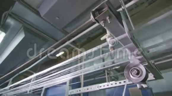 工厂中延伸到工业织机上的特写线视频的预览图