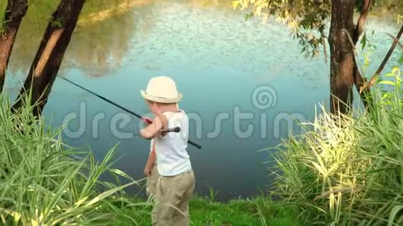 那个拿着棍子的小男孩钓鱼后回家了穿着白色内衣的小男孩视频的预览图