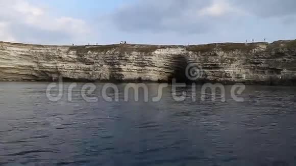 在海边岩石上的主帆视频的预览图