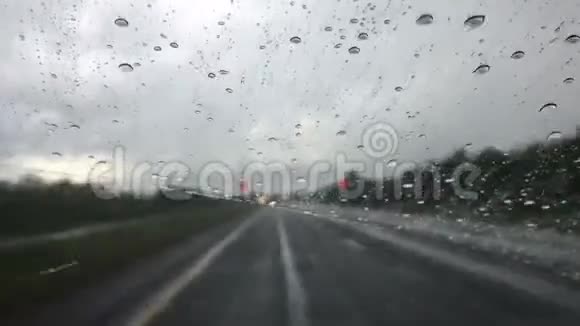 一辆汽车在大雨中行驶在高速公路上视频的预览图