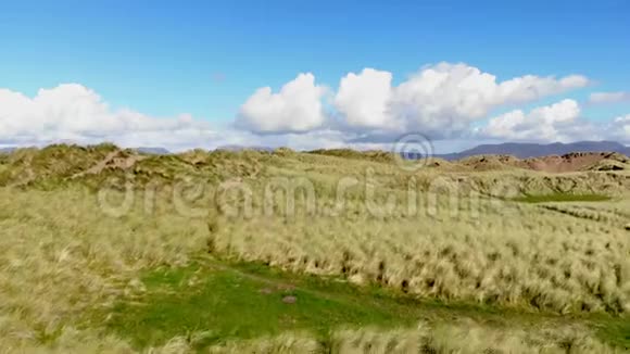 在阳光明媚的一天飞越爱尔兰海岸的惊人飞行视频的预览图