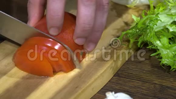 男人手切新鲜的番茄视频的预览图