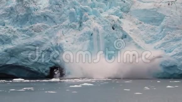 美国阿拉斯加州威廉王子湾冰川冰雕和形成波浪视频的预览图