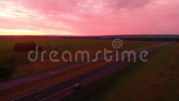 日落背景下的高速公路乘车沿俄罗斯公路行驶乘车旅行的浪漫视频的预览图