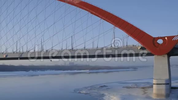 孤独的城市运动员慢跑通过工业现代桥以上冬季河流视频的预览图