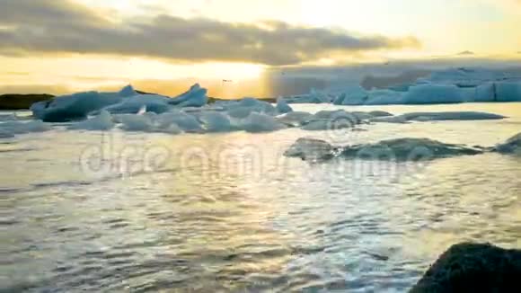 冰岛冰湖中漂浮的冰山视频的预览图