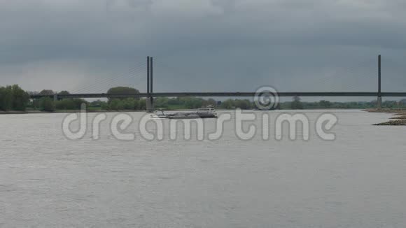 莱茵河上的船逆流而上视频的预览图