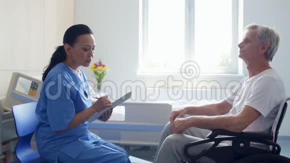 一位坐在轮椅上的男子与他的女专业医生交谈视频的预览图