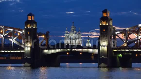 斯莫尔尼大教堂在彼得大帝桥的线形中六月的夜晚多云俄罗斯圣彼得堡视频的预览图