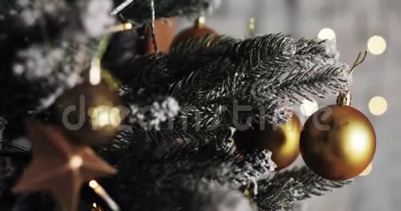 圣诞树上有灯光的装饰有圣诞灯的圣诞树视频的预览图