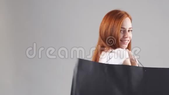 带着白色背景的购物袋的年轻女人视频的预览图
