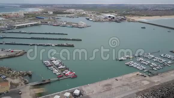 从上面看到葡萄牙佩尼基港美丽景色的空中镜头运动中的4K质量视频的预览图