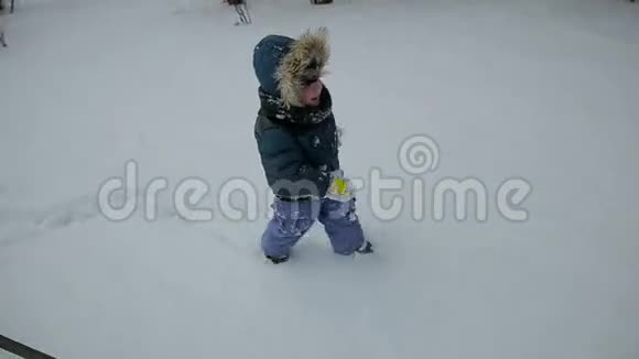 小男孩在雪地里奔跑视频的预览图