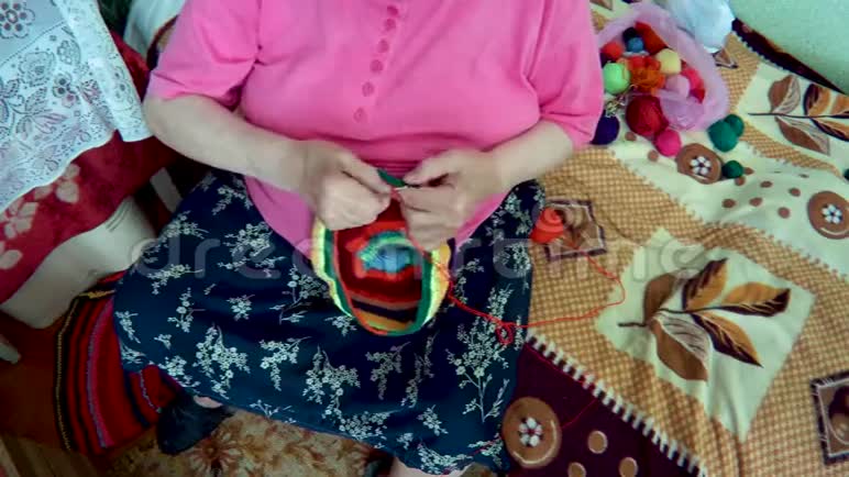 老妇人编织一种产品视频的预览图