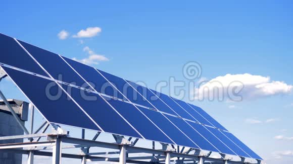 屋顶上的太阳能装置天空背景上的特殊面板收集阳光以获得能量视频的预览图