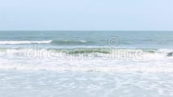 狭长的海滩线海浪拍打在沙滩上视频的预览图