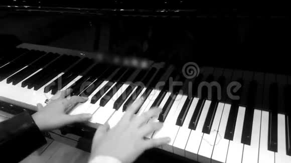 专业女音乐家弹钢琴旋律复古效果视频的预览图