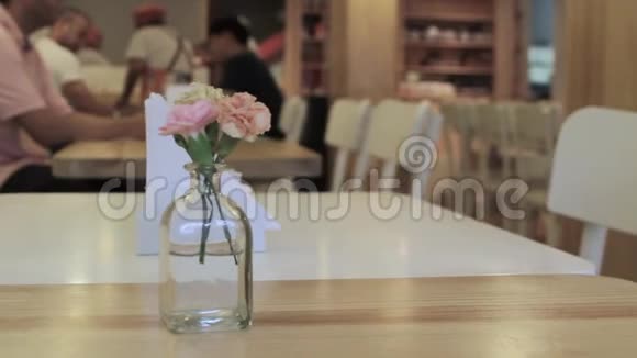 餐厅桌上的一朵小花视频的预览图
