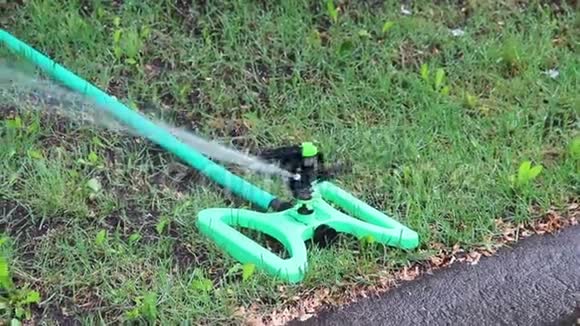 花园灌溉喷灌草坪关闭视频的预览图