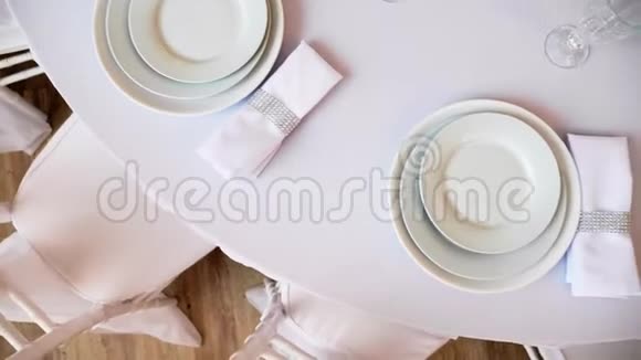 带有白色桌布的圆桌餐盘酒杯和餐巾纸视频的预览图
