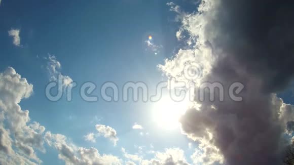 白云在蓝天上的烈日下消失了背景视频的预览图