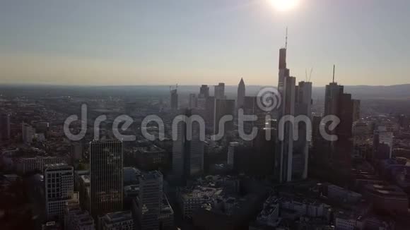 法兰克福市中心有摩天大楼和河流德国视频的预览图
