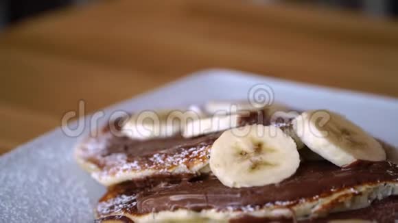 带香蕉和巧克力的煎饼带煎饼的美味早餐视频的预览图