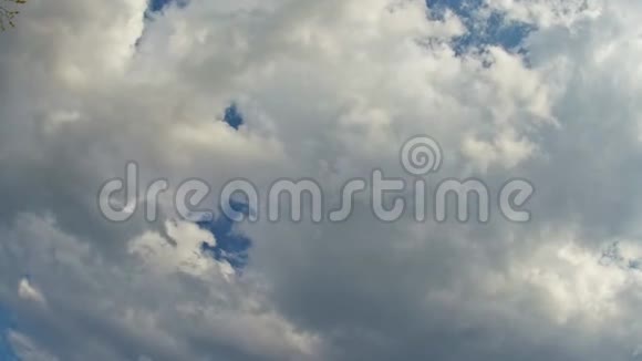 夏天的天空太阳被移动的云彩遮住飞机经过视频的预览图