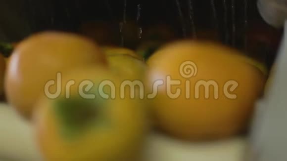 用机器清洗柿子视频的预览图