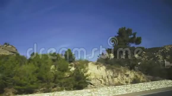 从驾驶汽车到公路的土耳其自然景观视频的预览图