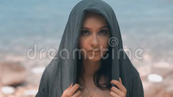 神秘美丽的女人戴着灰色罩视频的预览图