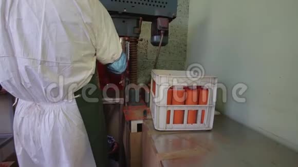 实验室操作人员穿着制服把橙色塑料管从旋转机器中取出视频的预览图