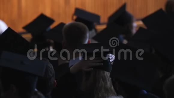 参加毕业典礼的身穿黑色长袍戴帽子的学生未来视频的预览图