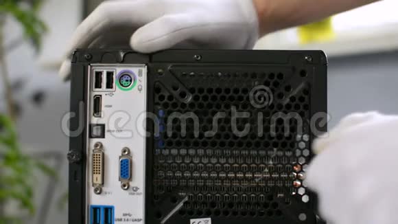 电脑个人电脑外壳由主维修人员拆卸视频的预览图