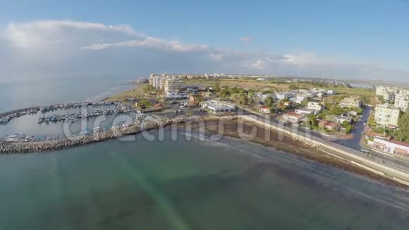 在塞浦路斯的拉纳卡码头度假小镇港口和游艇上进行空中射击视频的预览图